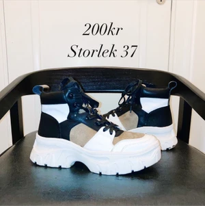 Kängor  - Helt nya as sköna kängor med både dragkedja och snörning! 