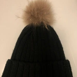 Mössa - Jätte fin mössa med fake päls boll. 