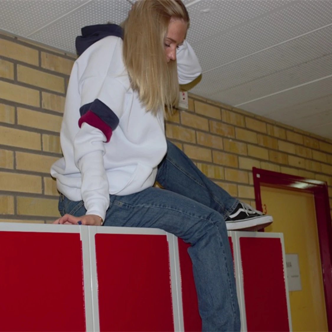 Vit tröja med röda och blå detaljer