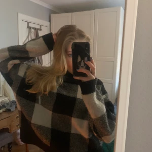 Stickad tröja.  - Stickad tröja från Nelly storlek S. Mellan hög krage som inte sitter så tajt. Skulle inte säga att det är en polo liksom. 