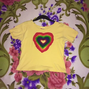 Super söt tröja med hjärtproblem från 90-talet - Tröjan är i helt okej skick med ett par få missfärgningar skriv för mer bilder!✨ frakt kostar 45kr annars kan jag mötas upp på söder.