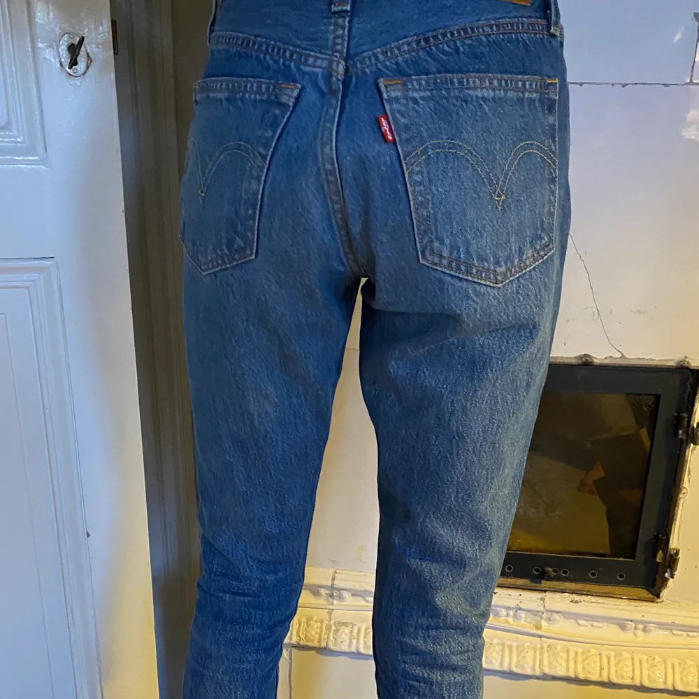 Levis jeans 501 i nyskick i fin blå färg. Mycket sällan använda! Förlängda ca 2 cm i benen. Stl W23 L30/31.💕. Jeans & Byxor.