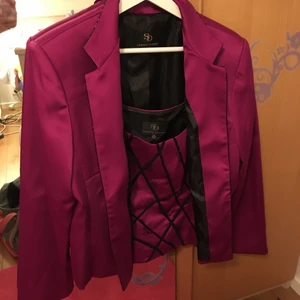Mörkrosa kavaj och topp storlek XXL - Säljer en kavaj och topp som ett sett. Säljer hela outfiten för 120 kr, men kan också sälja separat 80 kr st. Skulle säga att det är storlek XXL (46-48) i Sverige. Frakt 104 kr 
