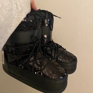 Ella Cruz boots - INTRESSEKOLL på min systers moon boots liknande skor från Ella Cruz. Slutsålda översllt i storlek 40/41 men passar 39. Aldrig använda och prislappen kvar. Bud från 350kr, köp direkt för 700. HÖGSTA BUD just nu: 600 + frakt 