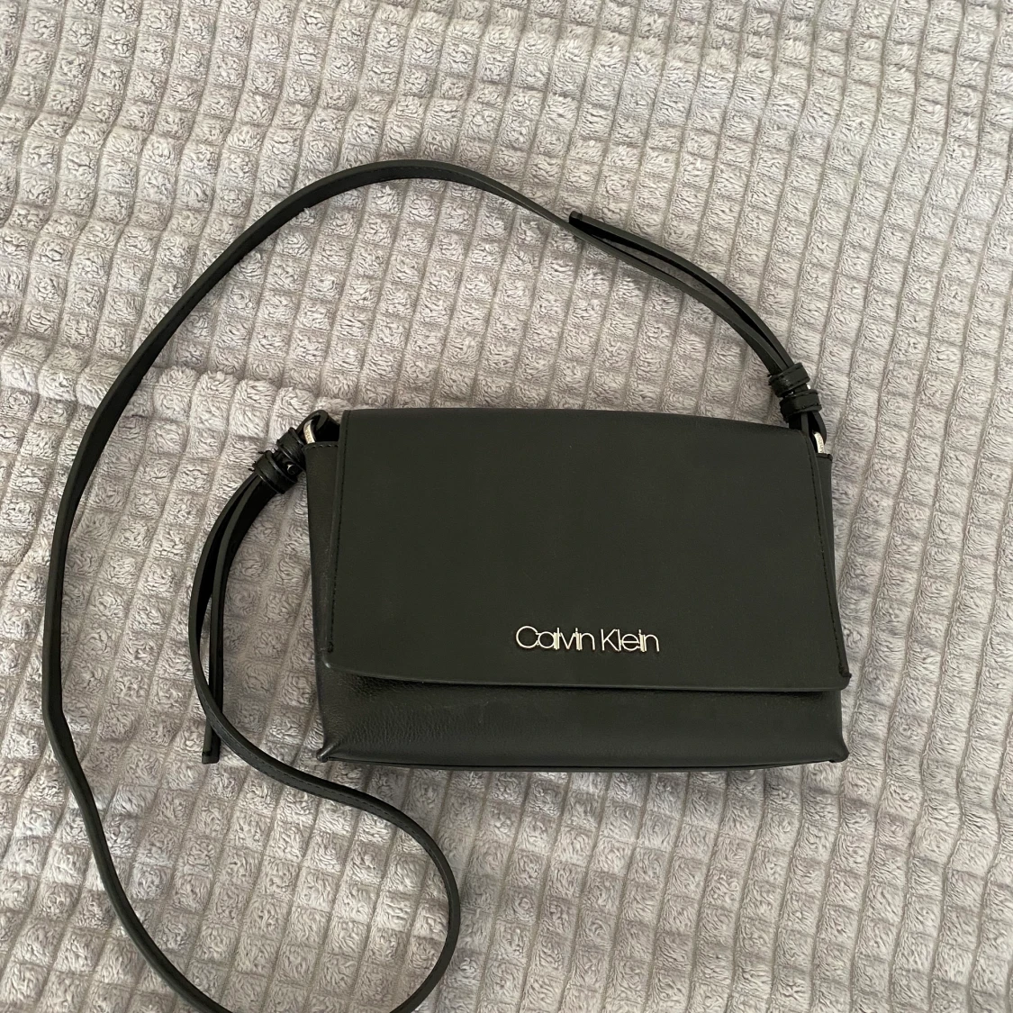 Calvin Klein axelremsväska  - 90