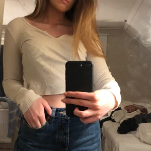 Superfin långärmad tröja  - Superfin långärmad tröja från Gina, sparsamt använd men köpt för ca 1 år sedan. Beige färg. 