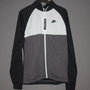 Nike Track Jacket - Aldrig använd pga fel storlek, passar S/M