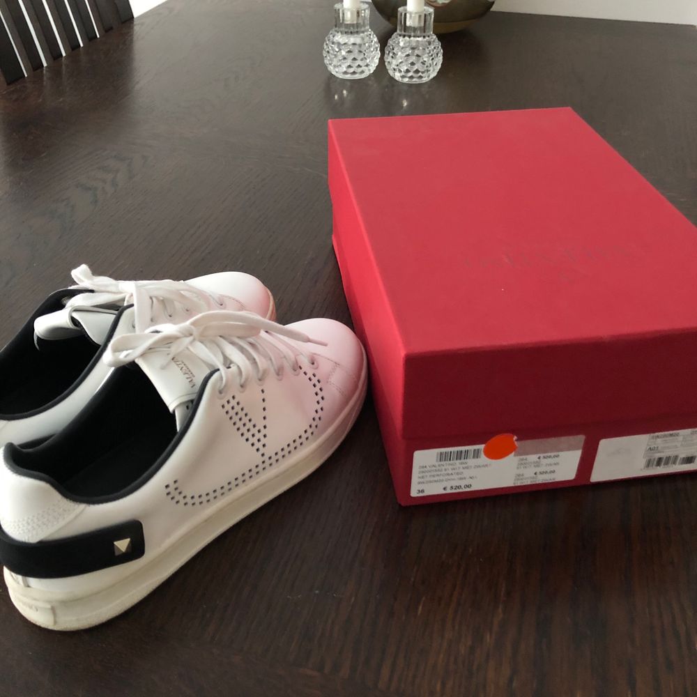 Säljer mina helt nya Valentino V Sneakers, använda en gång men passar tyvärr inte min fot. Storlek 36, passar även 37 (brukar ha 37) då de är stora i storleken. Äkthetsintyg, dustbag och helt nya skosnören kommer med. Nypris 5500kr, köpta på Valentino Garavani butiken på flygplats.. Skor.