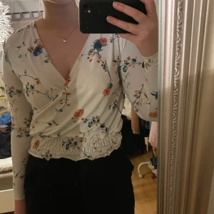 Omlott topp från Nelly storlek S - Jättefin omlott topp från Nelly som verkligen sitter så skönt och bra! Den har resår i midjan som formar kroppen så fint🤩 Perfekt nu till våren! Priset kan diskuteras, köparen står för frakten❤️