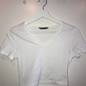 Supersöt vit topp💜 - Säljer den här oandvända vita toppen/t-shirten köpt från Shein. Den är i storlek XS men tyvärr lite förliten för mig:( Säljer den för 50kr! Kan mötas i gbg eller frakta, skriv om du har fler frågor💜