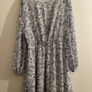 Tommy Hilfiger klänning - Tommy Hilfiger denim klänning, storlek Medium. Stor i storleken. Använd enstaka gånger. 