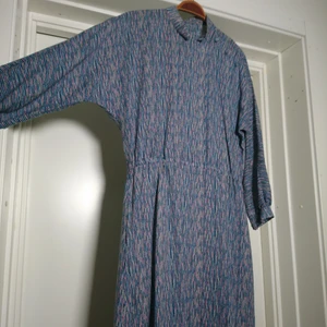 Vintageklänning  - Så himla fin klänning som gör sig så himla dåligt på bild... Se närbilderna för att se mönstret! Knäppning på ena sidan av kragen och resår i midjan🌷