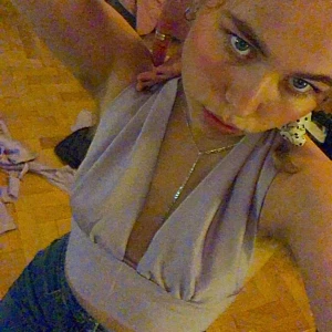 Ljuslila knyttopp - egensydd ljuslila knyttopp!! passar mellan S-L, typ a-c-kupa skulle jag gissa. megacjut!!! hmu med frågor om ni har några.