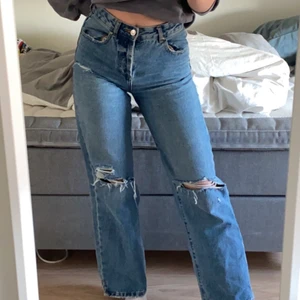 Jeans strl 36 - Asss snygga zara jeans som knappt är använda stel 36, passar mer en 34 tycker jag.  Säljer pågrund av att de blivit lite korta på mig som är vid 173-174 cm. Passar någon bra i längden som är 170 och neråt🌸🌸🌸🌸