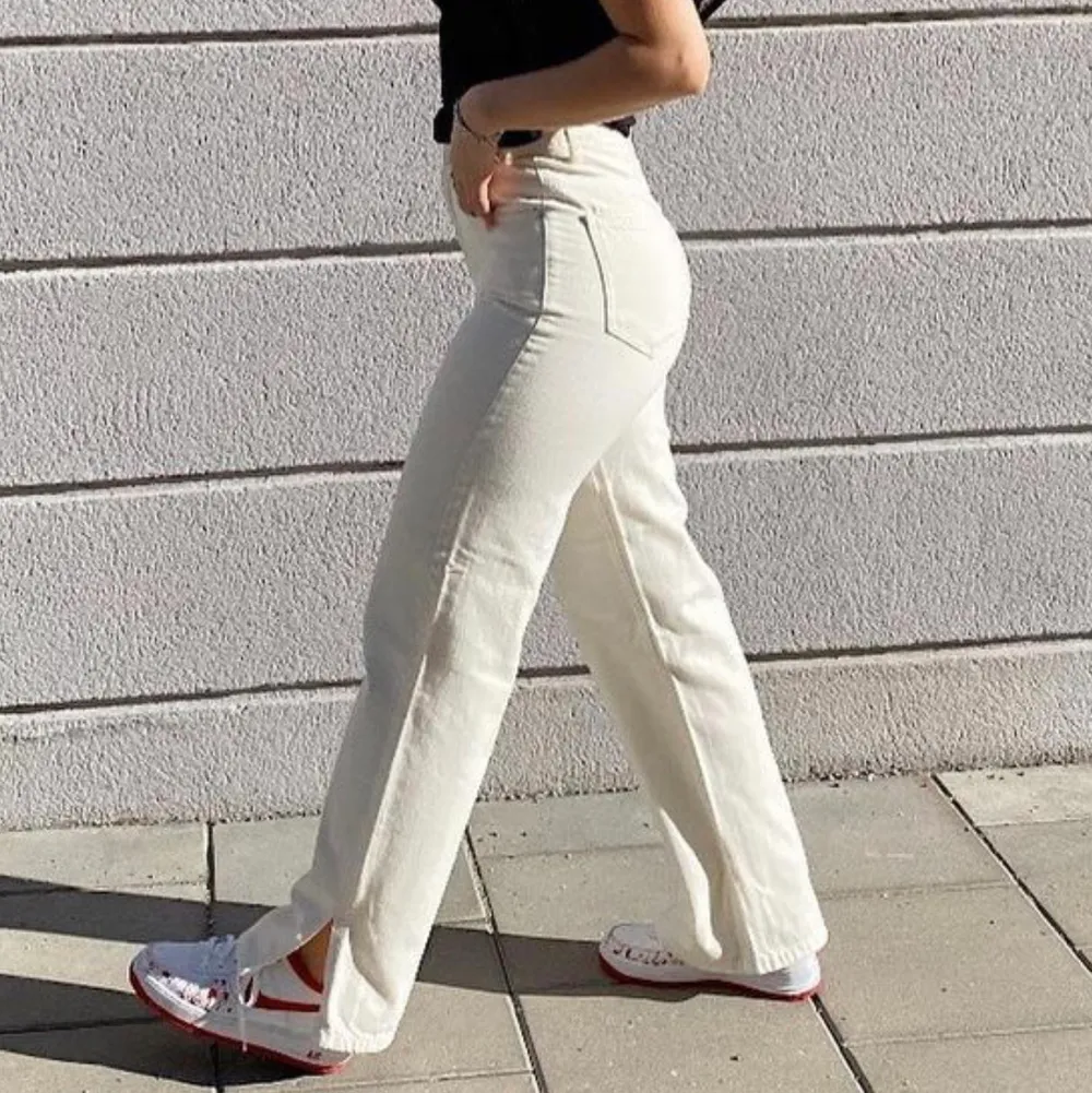 Vita raka jeans med slits på sidan längst ner! Köpta från nakd å knappt använda!💓. Jeans & Byxor.