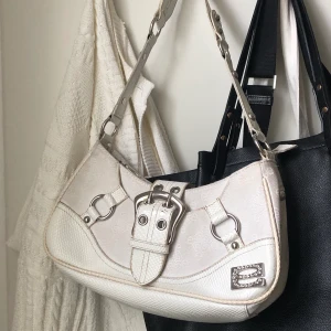 Guess väska - Antagligen fake guess väska köpt här på plick ! men har tyvärr inte kommit till en större användning men superfin till fest eller vardags då den är hyfsat rymlig !💘💘 har en liten fläck på baksidan som var där när jag köpte den, men den syns knappt och syns inte när den bärs på! Det är inte budgivning utan först till kvarn !💘