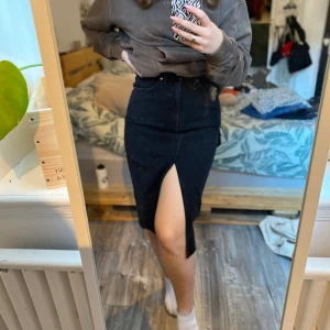 Weekday jeanskjol - Säljer denna super fina jeanskjol från weekday i modellen wynn!som aldrig är använd! Köpt för 400kr! Storlek 36 men passar mig som är 38 