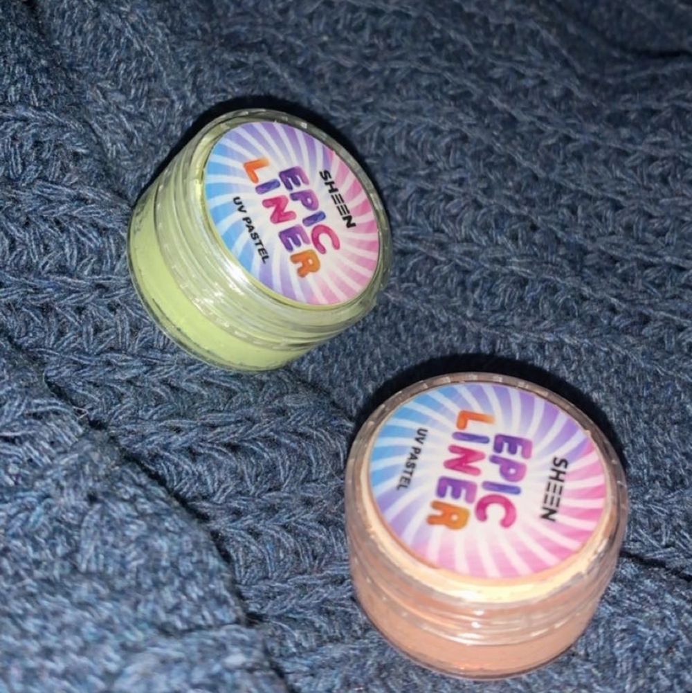 Har 2st vattenbaserade eyeliners som jag inte får användning av. Har swatchats med ren borste ca 4 gånger var. I färgerna PEACH PUFF och MELLOW. De är även UV-reactive. Torkar matta. MELLOW är mer neongul än vad som syns på bilden. 60kr styck, frakt 12kr. GUIDE: droppa lite vatten i burken och blanda med valfri borste. Beroende på hur mycket vatten du använder så blir färgen olika . Övrigt.