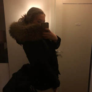 Chelsea svart vinterjacka storlek 40 - En väldigt skön och mysig jacka från Chelsea storlek 40 (har anars strl 38 men uppfattar denna som liten i storleken). Säljer för att jag ej har andvändning av den. Nypris 2500kr men säljer nu för 500kr. Otroligt bra skick på jackan. Köpare står för frakt