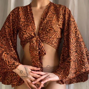 Knytblus från Pop Boutique  - Köpt för 395kr, ångrar. Kan knytas på flera sätt. One-size men passar de flesta pga justerbar. Endast provad🌻