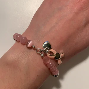 Armband  - Armband köpt från rosa bandet för att stödja forskning mot bröstcancer, aldrig använt 💕 Elastiskt så passar de flesta                                                Kolla gärna in mina andra annonser!