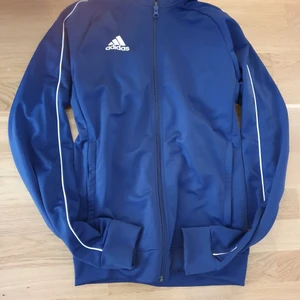 Adidas jacka stl. XS - Adidas jacka använd 1 dag. 