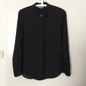 Svart skjorta 34 H&M - Stl 34. Så gott som ny! Använd ca 2-3ggr. 