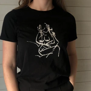 T-shirt - T-shirt Färg: svart/vit Fler bilder? Kontakta oss!