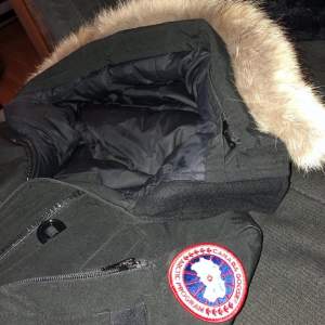 Säljer min canada goose montebello. Storlek S, fint skick. Säljs pågrund av den inte används mer. Fin och fluffig päls. Rökfri jacka. Pris kan diskuteras😊