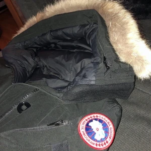 Canada goose - Säljer min canada goose montebello. Storlek S, fint skick. Säljs pågrund av den inte används mer. Fin och fluffig päls. Rökfri jacka. Pris kan diskuteras😊