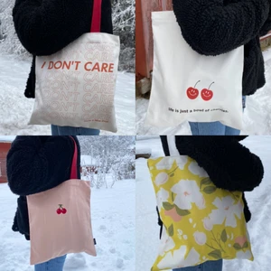 Tygkasse - Tygkassarna finns i 4 olika tryck som alla finns i egna annonser. Gratis frakt i hela landet. 1 för 149kr. 2 för 249kr. 3 för 299kr. Har dragkedja och ett innerfack med dragkedja. Skicka ett meddelande för att köpa. ❤️🧡💛💚💙💜