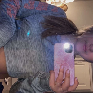 söt croppad träningströja - grå  träningströja med tryck på ärmen. aldrig använd, köpt på hm 💗 frakt tillkommer