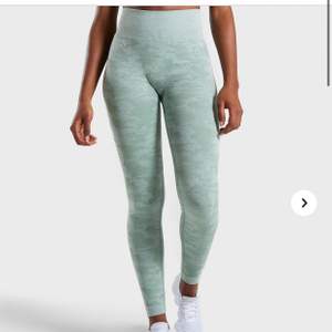 Säljer dessa camo gymshark tights, nästintill oanvända! Original pris 750 (slutsålda)