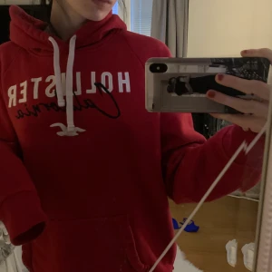 Hollister hoodie  - Köpt på Hollister i Stockholm från herravdelningen. Storlek M men passar även som oversize till mig som har XS vanligtvis. Sparsamt använd 🤎