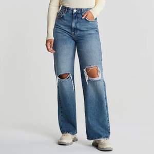 Snygga jeans från Gina tricot, knappt använda då dom inte passar mig tyvärr så nästan som nya. Tror dom är slutsålda, Buda!!  Budgivning slutar Fredag 12 Feb🦋
