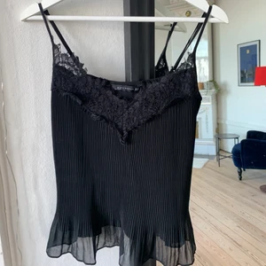 Linne från Zara - Jättesött linne från Zara. Använt typ en gång så mycket fint skick. Frakt 20 kronor tillkommer.