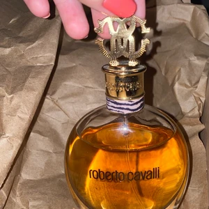 Roberto Cavalli - Oanvänd. Råka tappa den när jag fick paketet, det är därför den inte är helt full med parfym.  