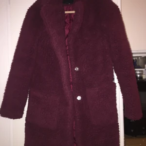 Kappa storlek 36 - Jättefin kappa med knappdetaljer. Går inte att stänga. Storlek 36