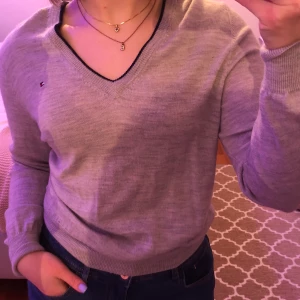 Tröja - Super söt Tommy hilfiger tröja! Litet hål i ryggen dock som syns på andra bilden. Har tyvärr inte kommit till användning. Köpare står för frakt