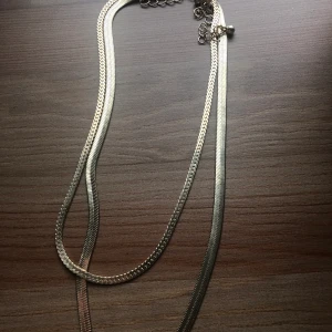 Guldfärgade kedjehusens  - Två styckna guldfärgade kedje halsband (sitter inte ihop) aldrig använda. Säljs för 40kr styck eller 70 kr för båda! Köparen står för frakt!