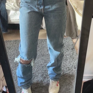 Jeans - As snygga blåjeans! Säljer pågrund av att dom passade inte riktigt mig men prislappen är kvar och dom är jätte bra skick (inga skador eller fläckar)💕 buda i kommentarerna och skriv privat för mer info💕budet ligger på 300