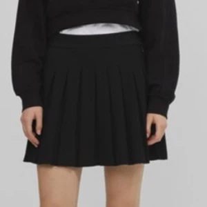 bershka kjol - bershka kjol! har haft på mig den 1/2 ggr och den är jätte fin och bra skick! suuper söt och passar till allt. Strl. S men passar nog XS S och M. älskar den men bytt stil://