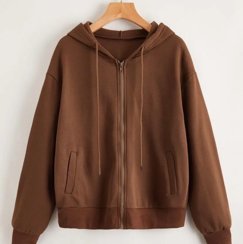 Trendig brun zip up hoodie som tyvärr inte kommer till användning. Använd 1 gång buda!❤️  Budgivningen avslutas på fredag 15:00🥰. Hoodies.