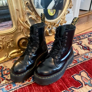 Dr. Martens Jadon - ✨Dr. Martens Jadon i mycket bra skick! Köpta för 2300kr och svåra att få tag i. De perfekta skorna för en söt eller cool outfit🤎🦋⛓ säljer pågrund av att jag inte använder de längre. Storleken är 39 och passar bra på mig som har 38/39. Möts upp i Köping eller fraktas (köparen står för frakten)✨ 