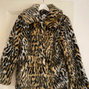 Jakke pälsjacka!  - Superfin och välgjord pälsjacka / kappa i leopard (faux fur) från Jakke. Köpt på NK för ca 2800. Passar mig som är en S/M.