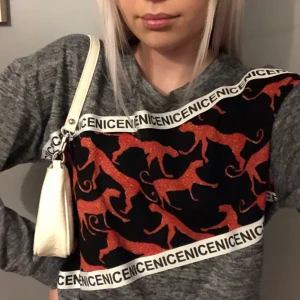 Tjocktröja - Cool tjocktröja jag köpte på vero Moda för ett tag sen, nypris 300kr