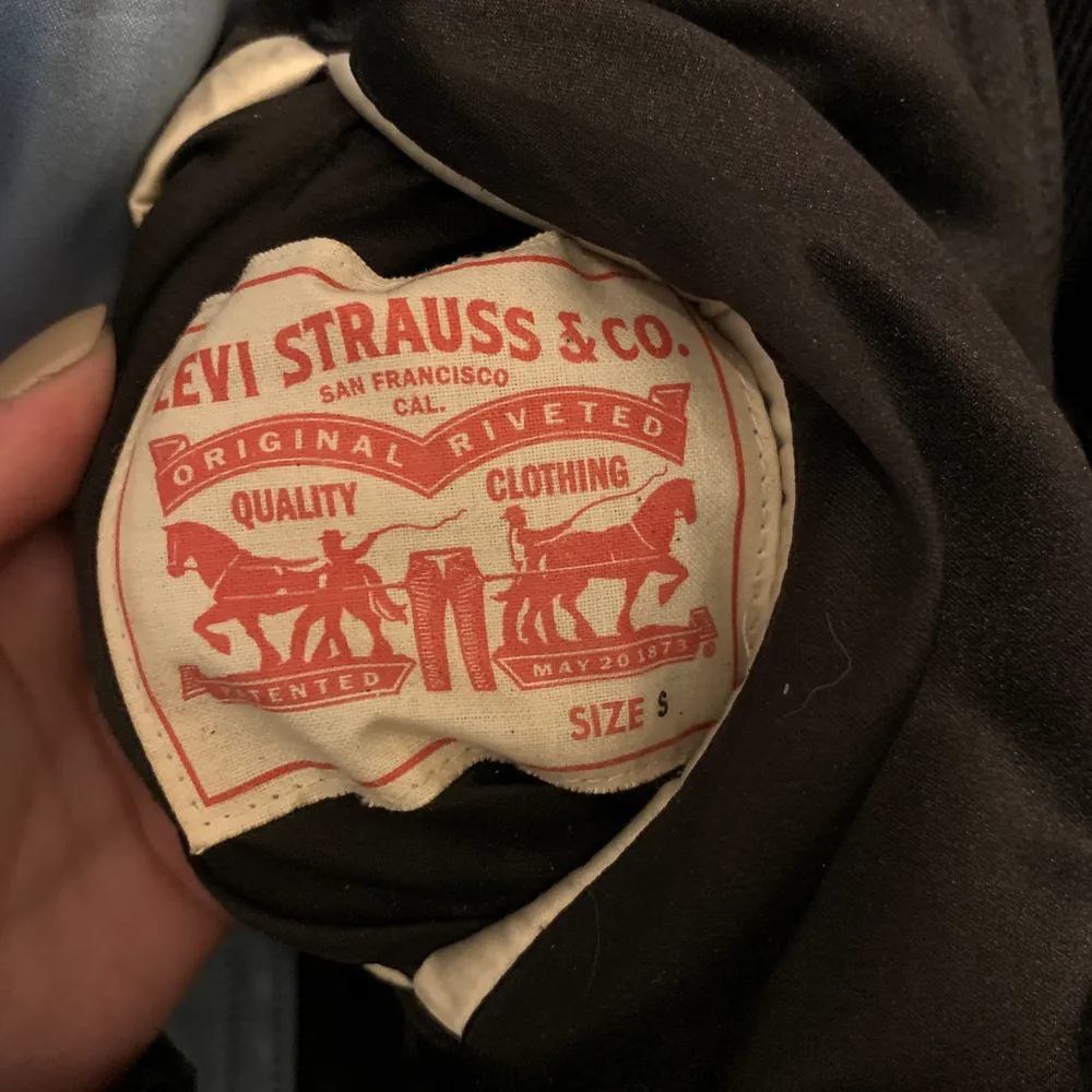 Mycket cool jacka ifrån Levis, en liten röd fläck finns men inget jag försökt få bort heller, annars fint skick. Finns fler bilder vid intresse, den svarta sidan har en text på ryggen och den blåa sidan har palmer. Fickor åt båda hållen. . Takit.