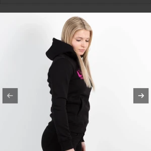 Dirtcult hoodie - Jag säljer nu min dirtcult hoodie i storlek M, tänk på att den är liten i storleken så passar en S, säljer den då jag fick den i present och det är inte riktigt min stil. Helt ny och aldrig använd. BUDA!🤍 frakt ingår inte i priset