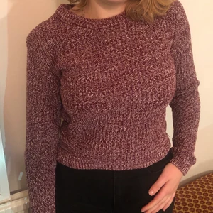  stickad tröja  - En vinröd och vit stickad tröja i jättefint skick som säljs pga att den inte har använts på länge. Kan mötas upp i gbg eller så får du stå för frakt❣️
