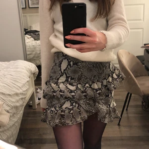 volang kjol - Supersöt kjol med lite volanger. Storlek 36 och passar XS-S. Köparen står för frakt.